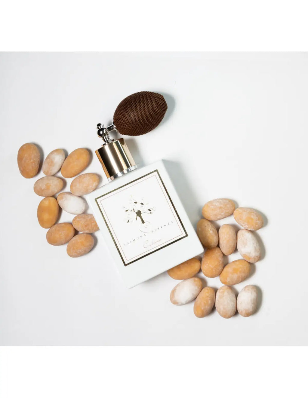 Profumo Sulmona Essenza Cubano in scatto artistico ambientato - Fragranza intensa con note calde e speziate - Rivenditore Autorizzato L'Atelier dei Profumi