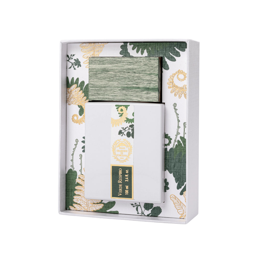 Dettaglio del profumo di nicchia Verde Respiro di Giardini di Toscana con flacone e scatola di packaging elegante, vista da un'altra angolazione. | L'Atelier Dei Profumi