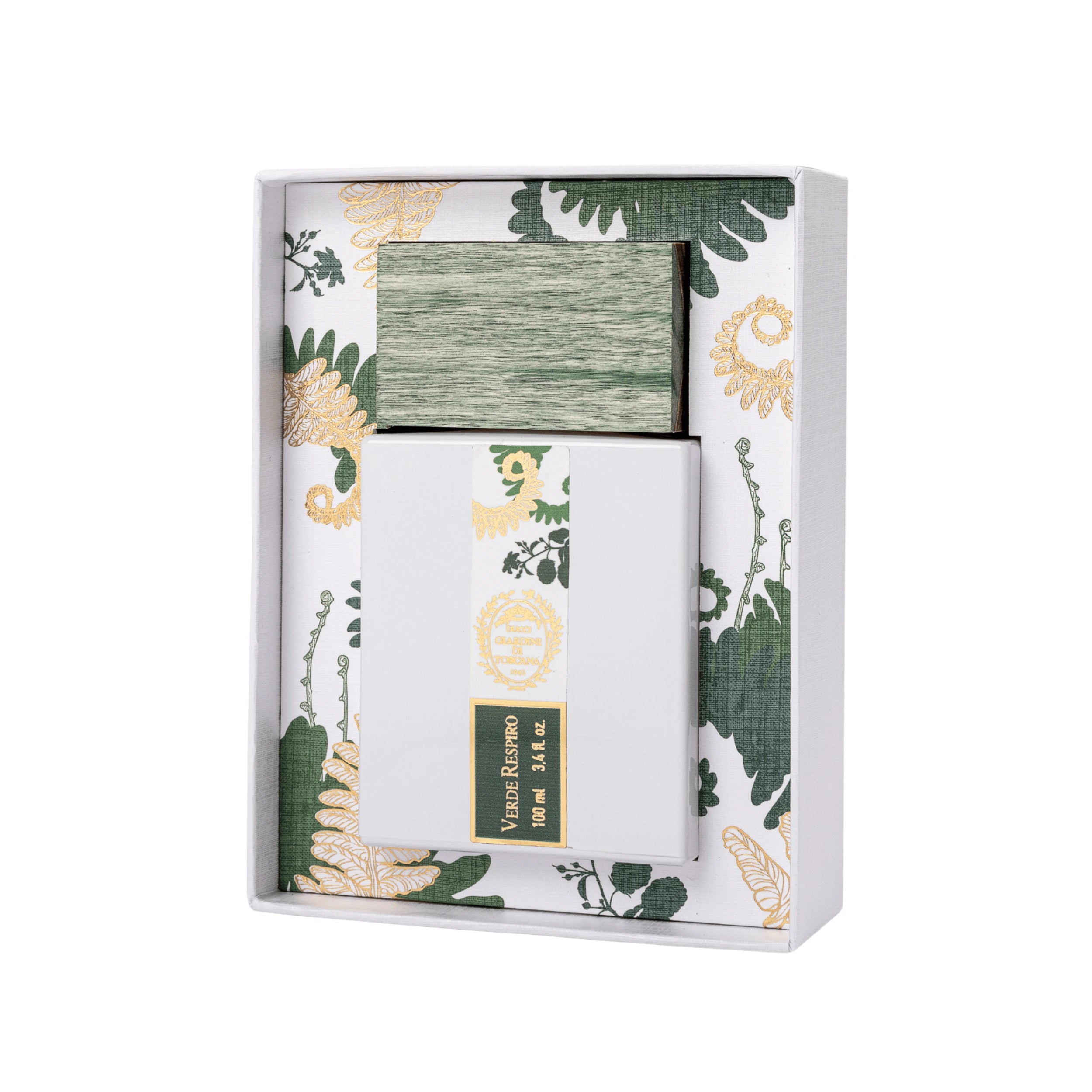 Dettaglio del profumo di nicchia Verde Respiro di Giardini di Toscana con flacone e scatola di packaging elegante, vista da un'altra angolazione. | L'Atelier Dei Profumi