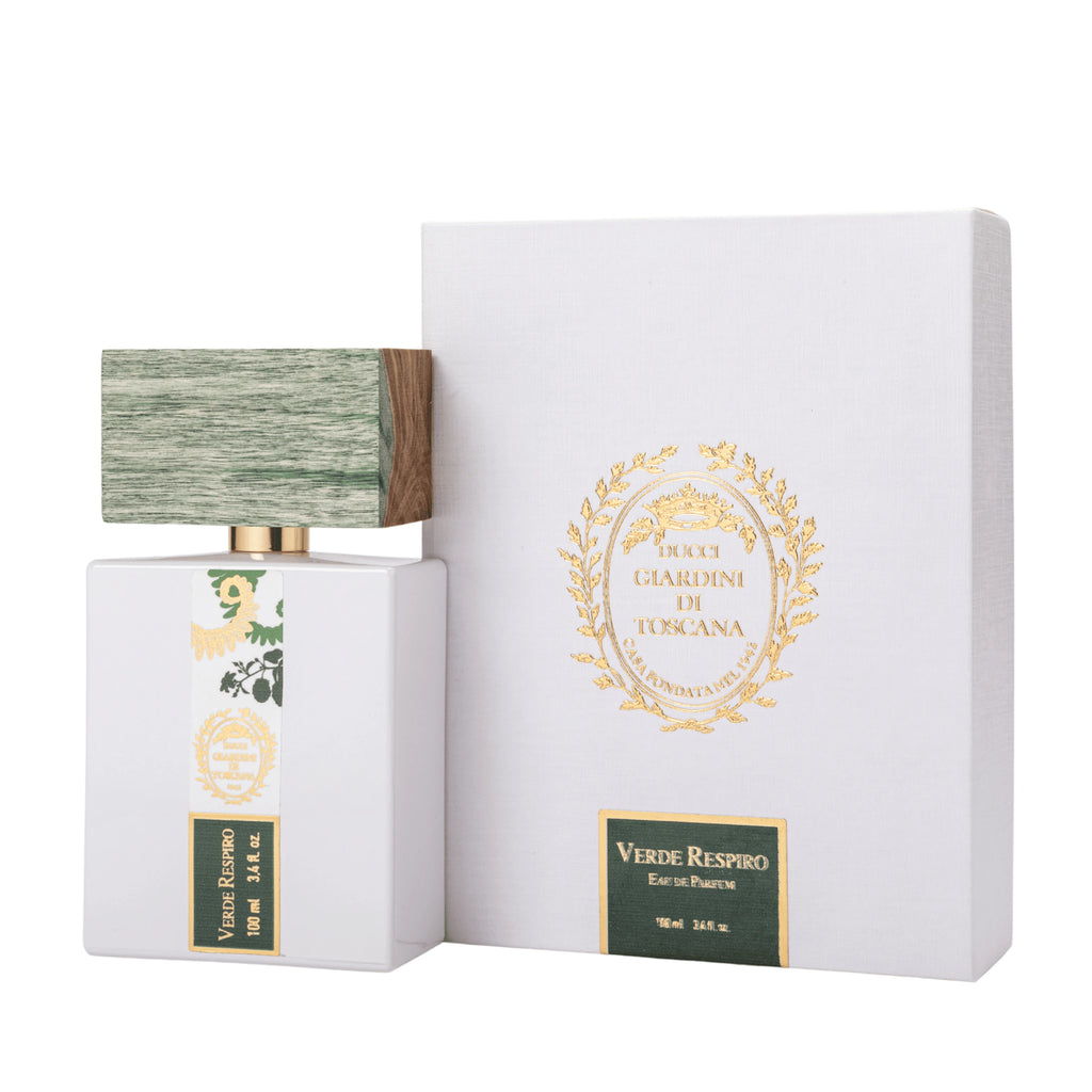 Il flacone di Verde Respiro Giardini di Toscana Eau de Parfum posizionato accanto alla sua scatola / confezione ufficiale da esposizione. | L'Atelier Dei Profumi